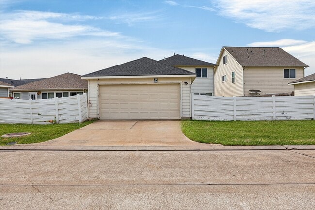 Building Photo - 20747 Settlers Lake Cir N