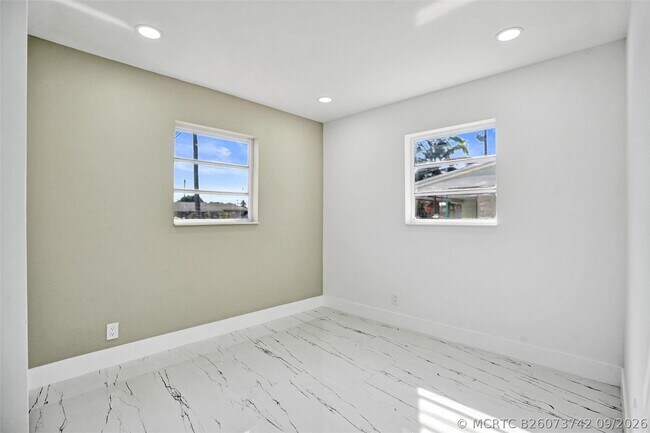 Building Photo - 1437 SW 1st Ave