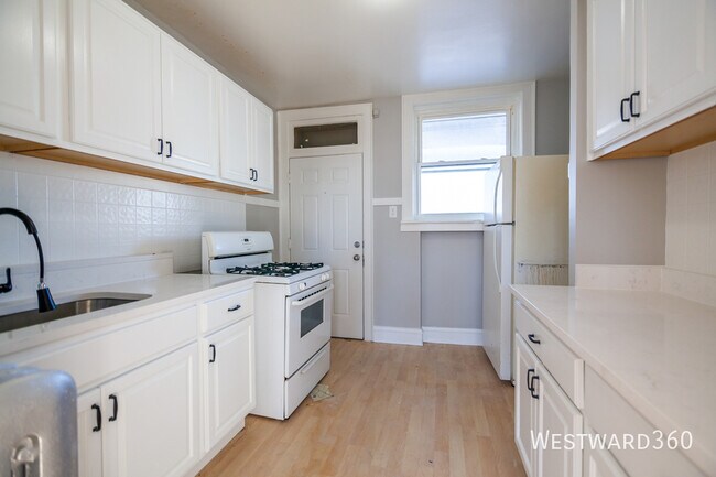 Building Photo - 2416 W Fargo-3