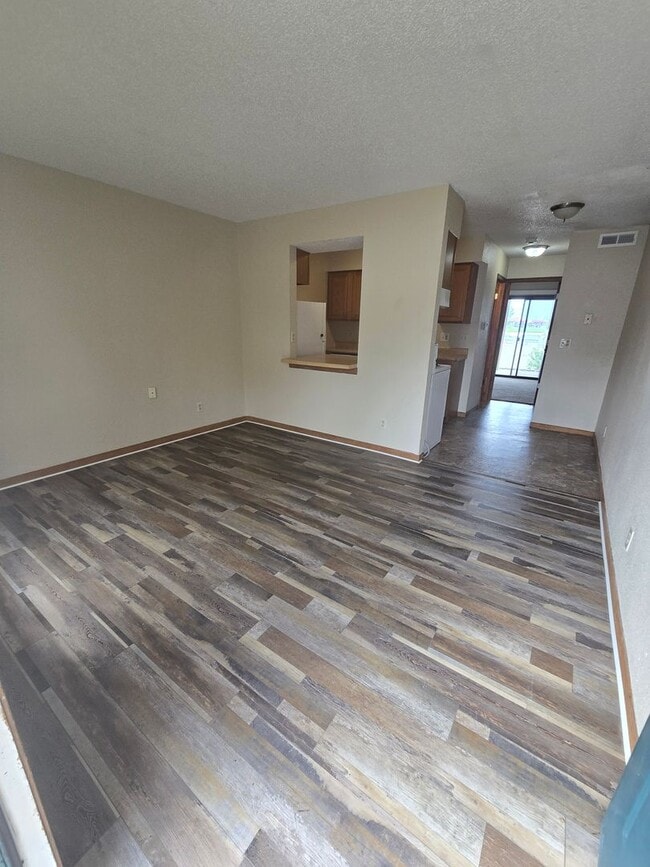 Building Photo - 1 Bedroom 1 Bathroom Ground Floor Apartment!