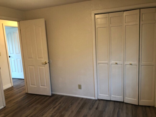 Building Photo - 3 bedroom 2 bathroom house in Thurston hills!