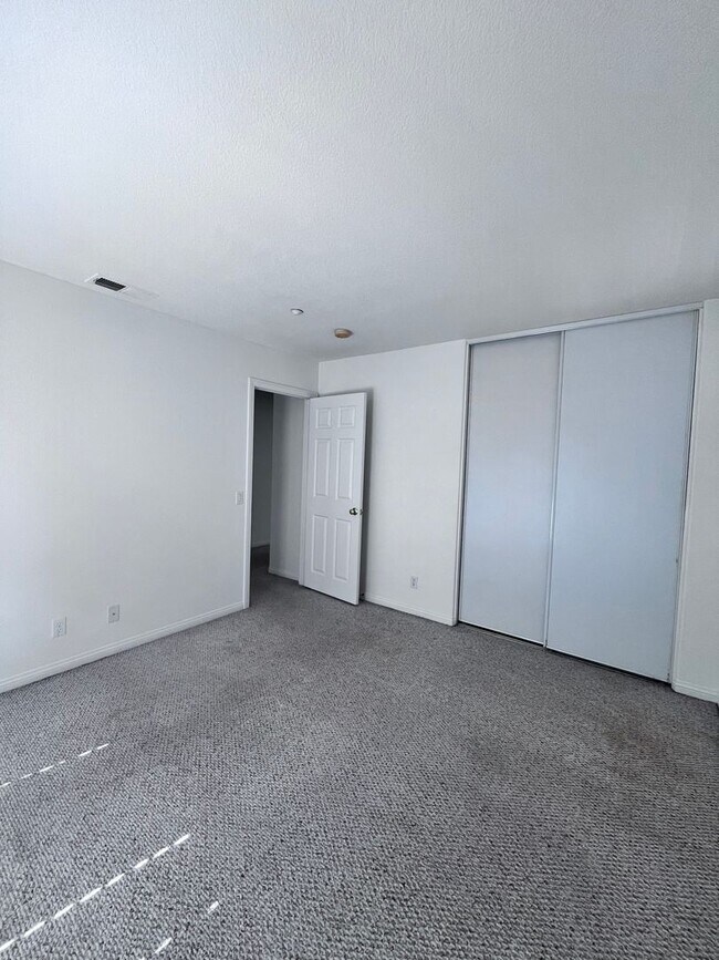 Building Photo - 11811 Columbia Ct