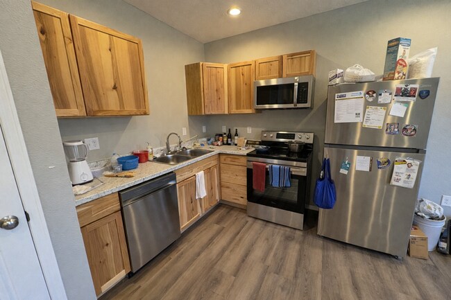 Building Photo - 598 N Airport Rd