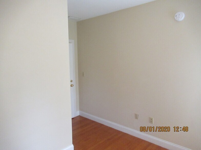 Building Photo - 719 E 7th St