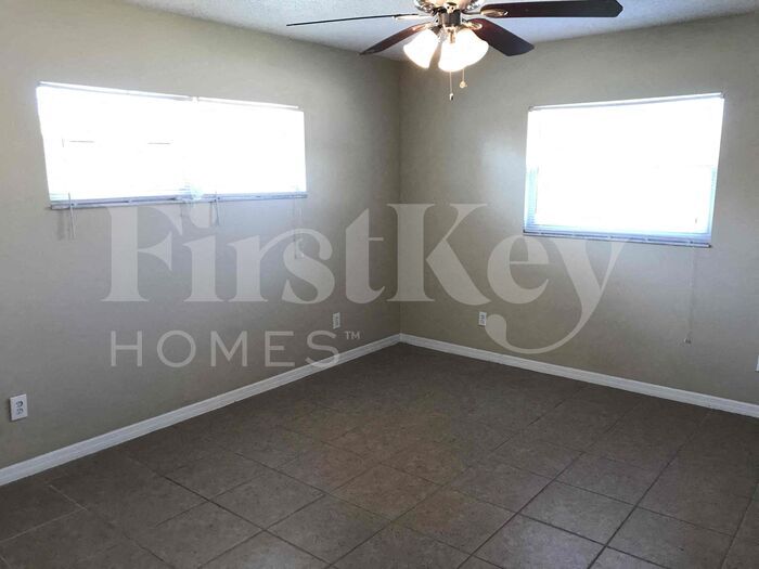 Building Photo - 701 Kingswood Loop