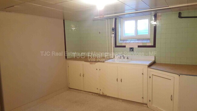 Building Photo - 1215 S Jackson St