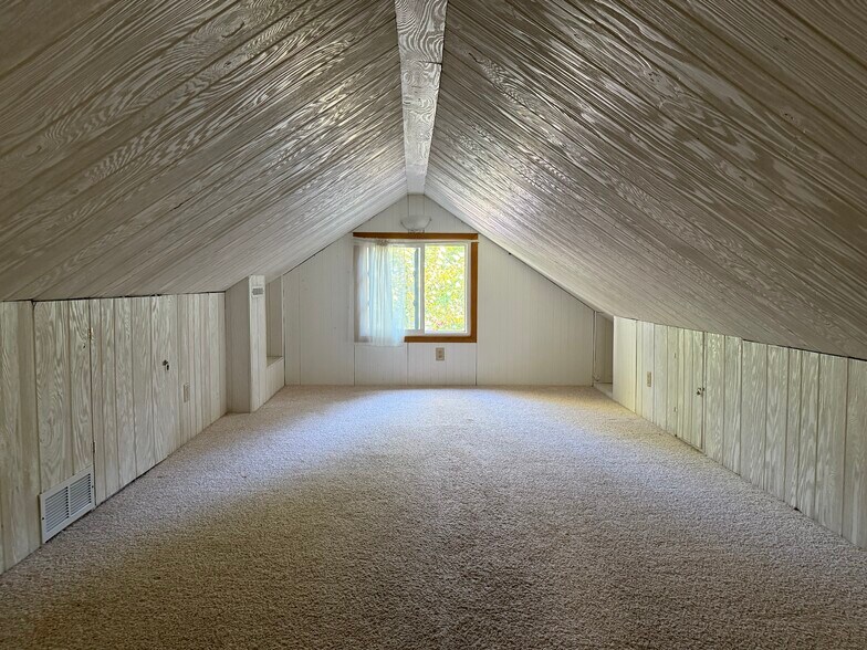 3rd bedroom upper - 4407 Outlook St