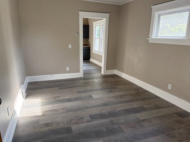 Building Photo - 10302 Lamontier Ave