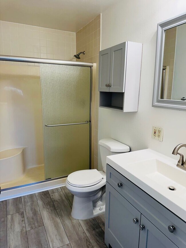 Building Photo - Sweet 4 bd, 2 bath, 2+car garage near MidTown