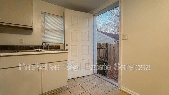 Building Photo - 3027 Peronne Ave