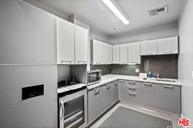 Building Photo - 645 W 9th St
