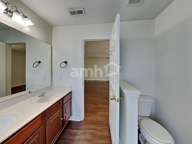 Building Photo - 1018 Skillbeck Rd