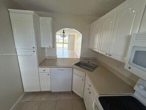 Building Photo - 2571 Aragon Blvd