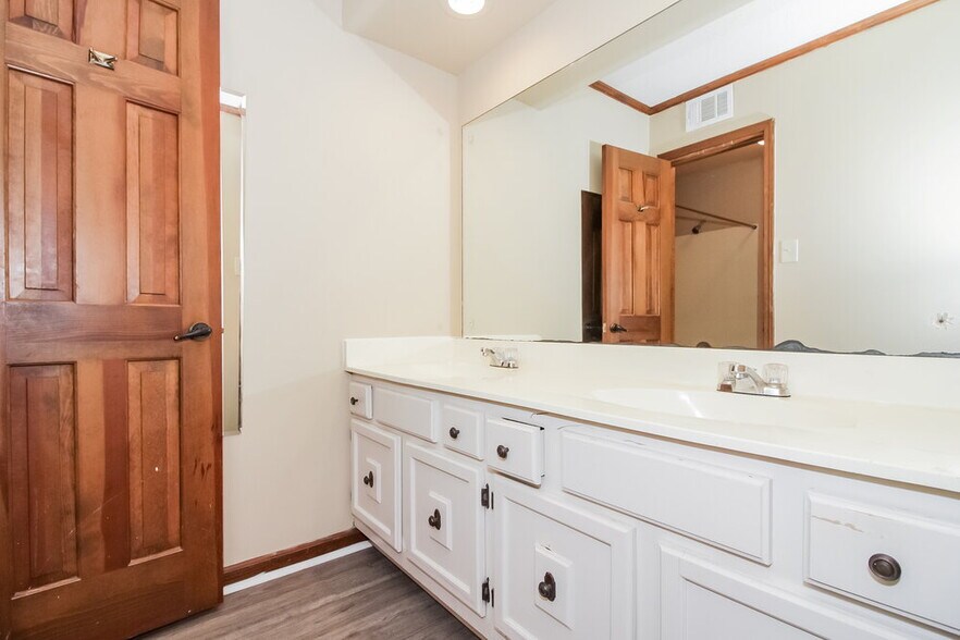 Building Photo - 8620 Kettering Dr