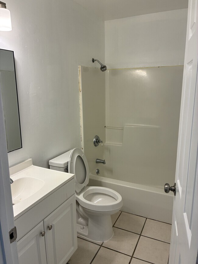 Building Photo - 1041 Hubbard St