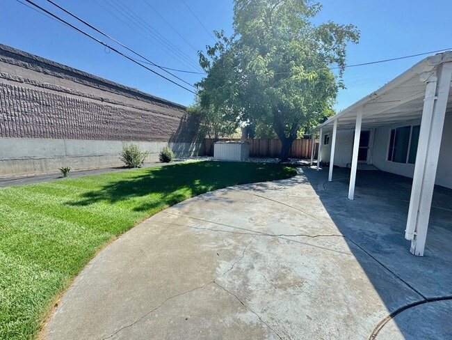 Building Photo - Remodeled 5 bedroom single level house - n...