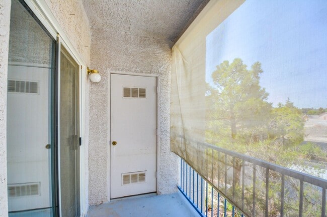 Building Photo - Beautiful 1 BR 1 Bath condo in Green Valle...