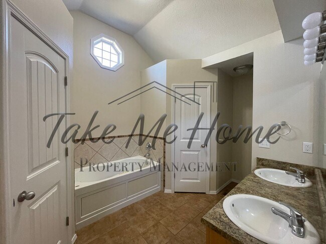 Building Photo - Fully Updated 3 Bedroom Home in Republic!