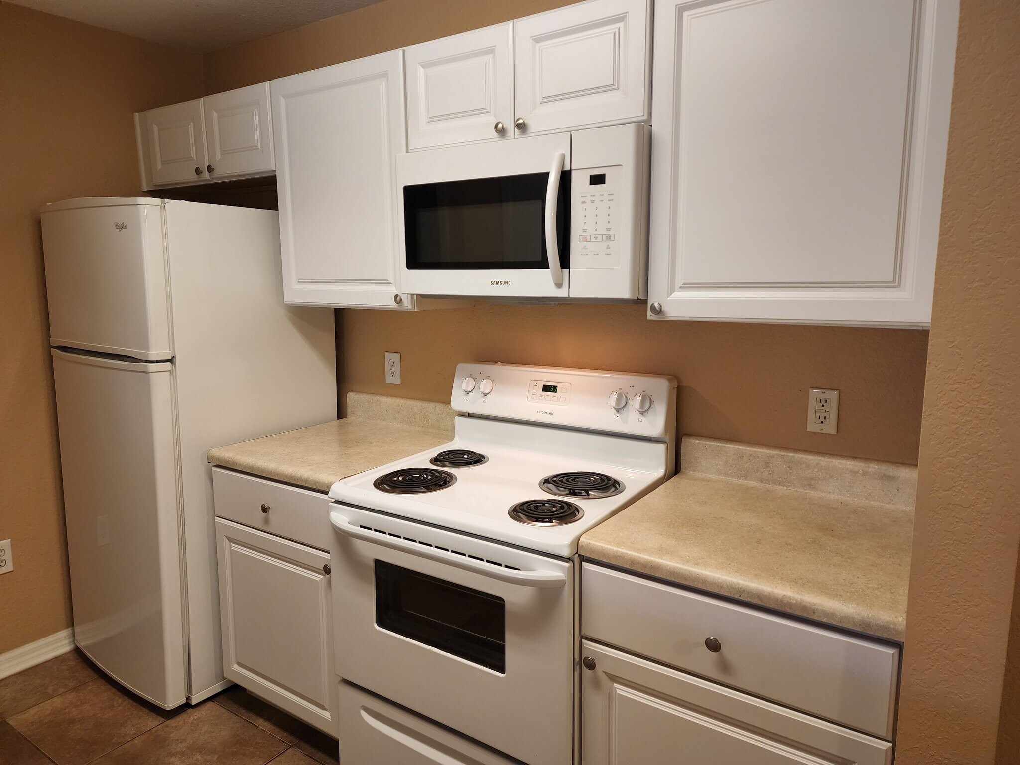 Building Photo - 5475 Vineland Rd