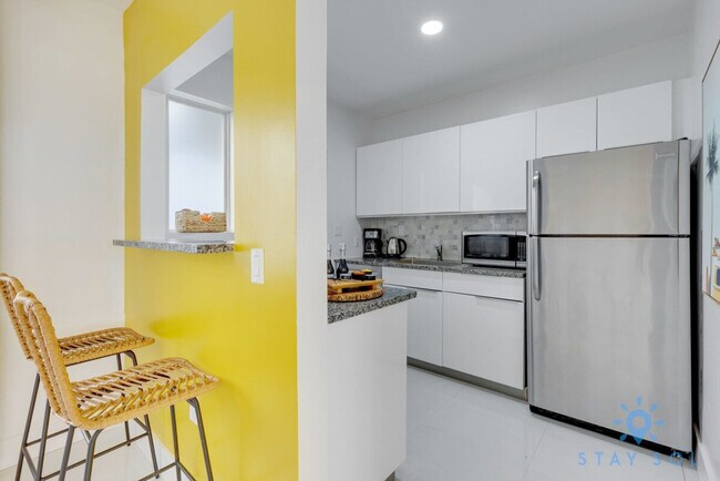 Building Photo - 809 S Ocean Dr