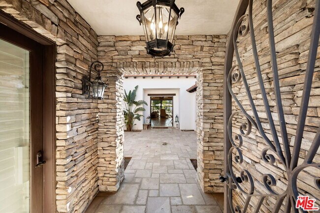 Building Photo - 50350 Vista Montana Rd