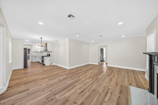 Building Photo - 1667 Valencia Ave