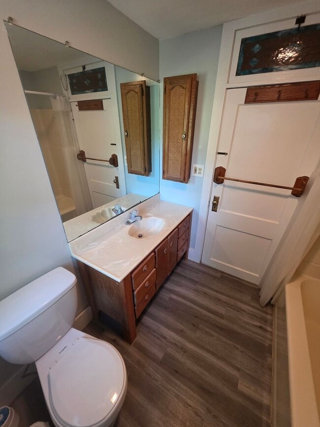 Building Photo - Charming 3 Bedroom Apartment in Millbrook,...