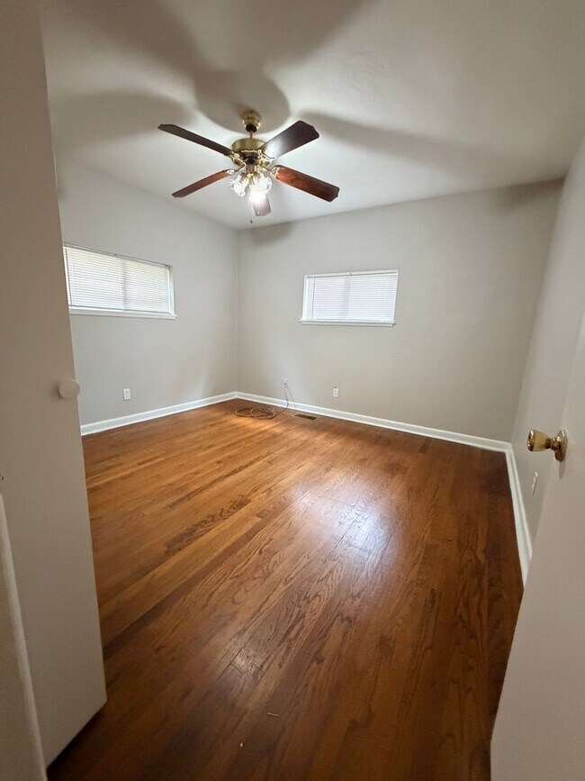 Building Photo - 3107 Alameda Dr
