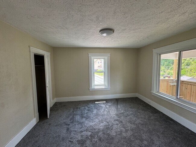 Building Photo - Center Avenue Triplex