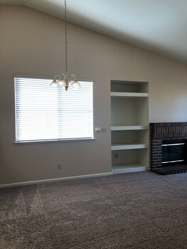 Building Photo - Woodcreek Oaks home - three bedroom