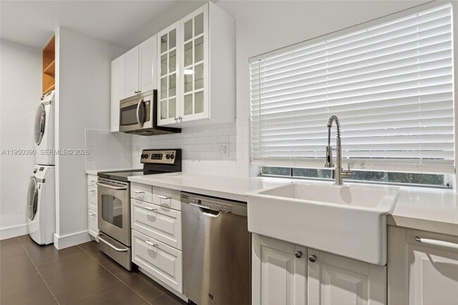 Building Photo - 6582 Via Regina