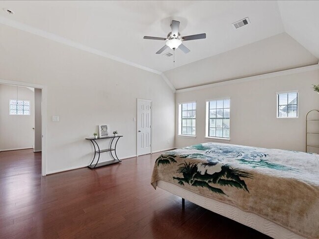 Building Photo - 5502 Lunia Ln