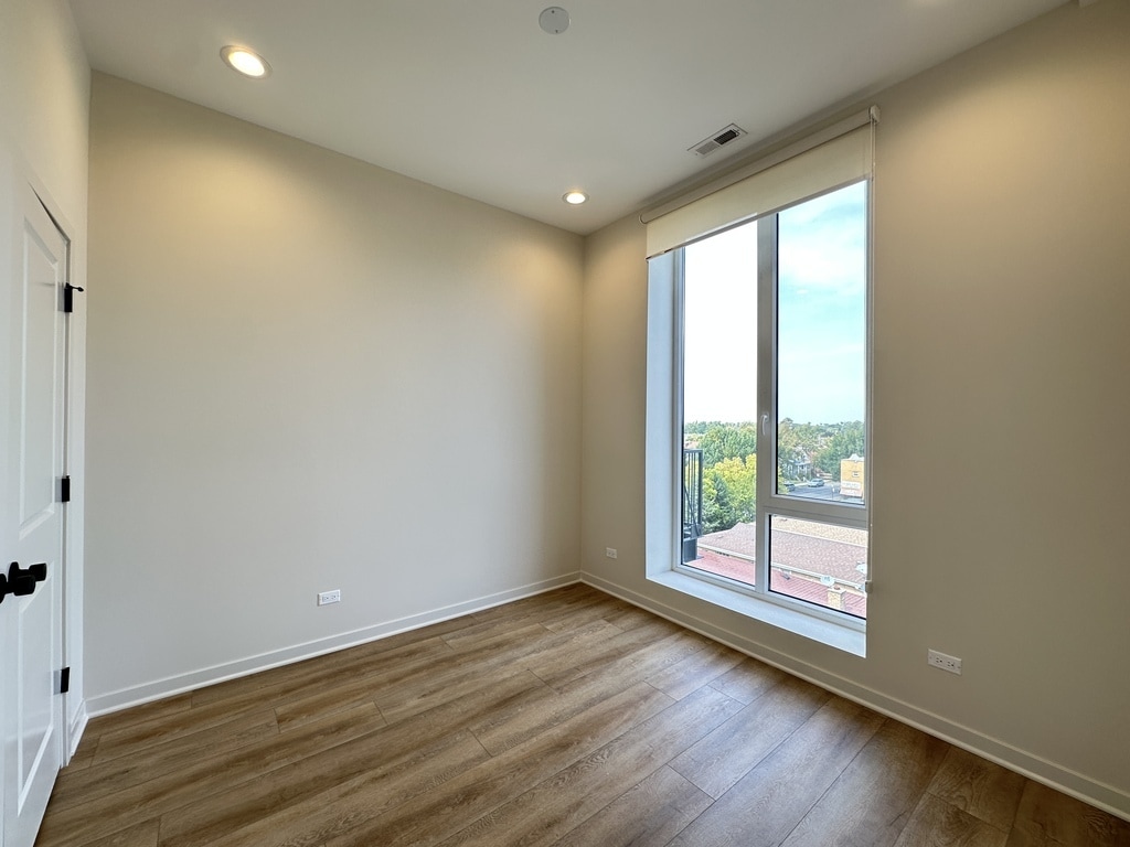 Building Photo - 3207 N Narragansett Ave