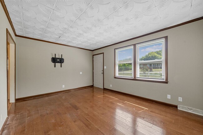 Building Photo - 3 Bedroom 2 Bath Dog Friendly Home For Rent Near Providence Blvd.