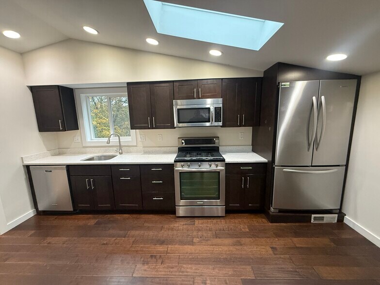 Building Photo - 7 Maverick St