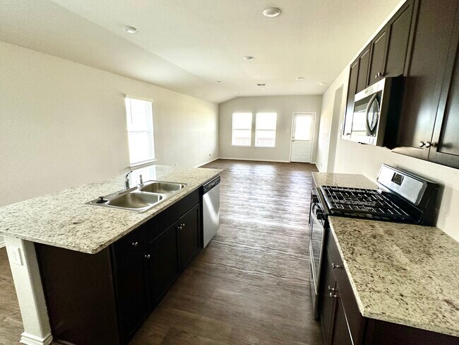 Building Photo - 425 Middle Green Loop