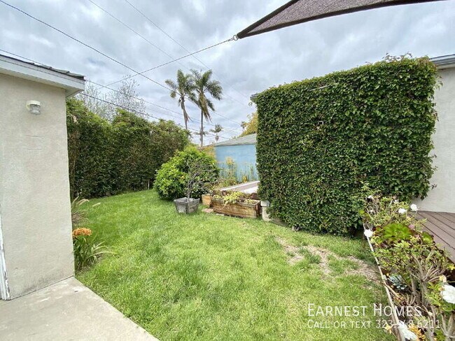 Building Photo - 2577 S Bundy Dr