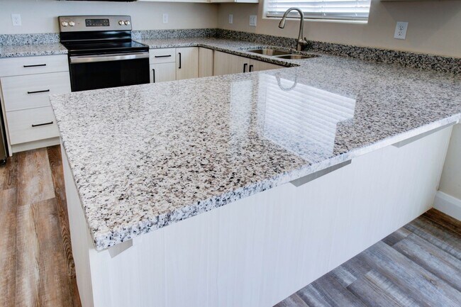 Building Photo - Like new 3 bedroom, 2.5 bathroom townhome in Cedar City!