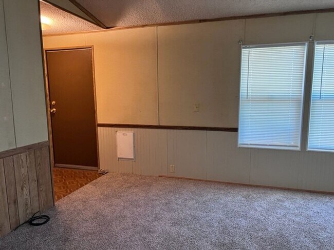 Building Photo - 3 Bedrooms, Includes Fenced Yard New carpe...