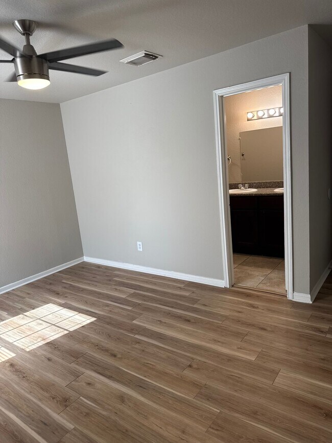 Building Photo - 11902 Clifton Oaks Dr
