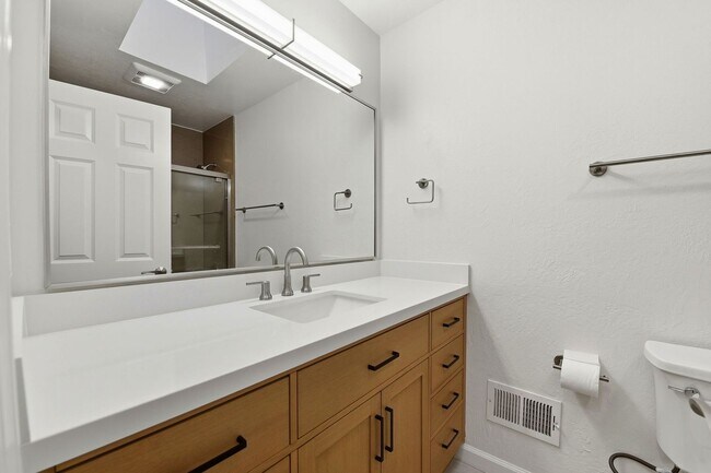 Building Photo - Move-In Ready Blossom Hill Gem – New Bathrooms and many upgrades!