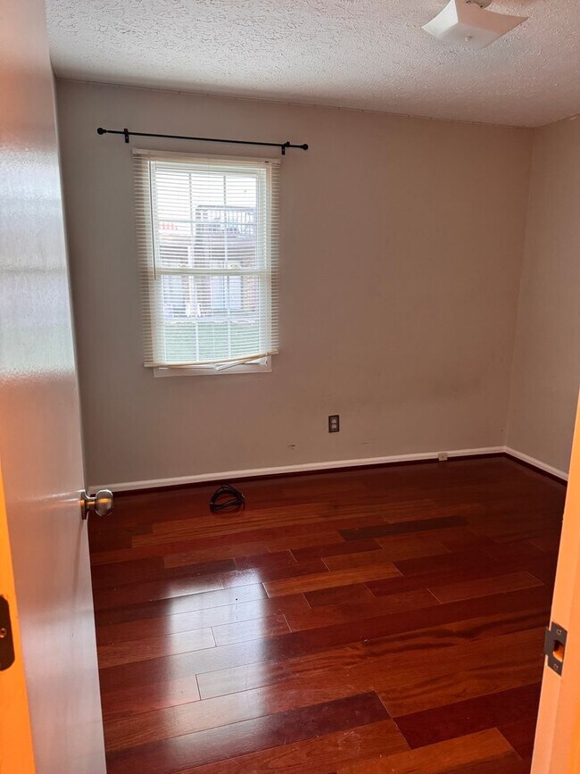 Building Photo - 3 Bedroom || 2.5 Bathroom - Townhome