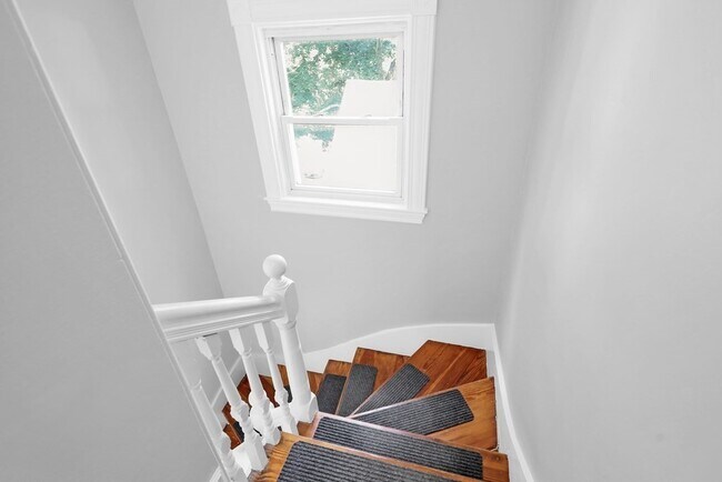 Building Photo - 15 Knoll St