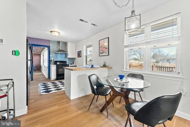 Building Photo - 601 Hanson Ave