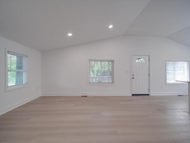 Building Photo - Beautifully Remodeled 3-bedroom, 2 bath house