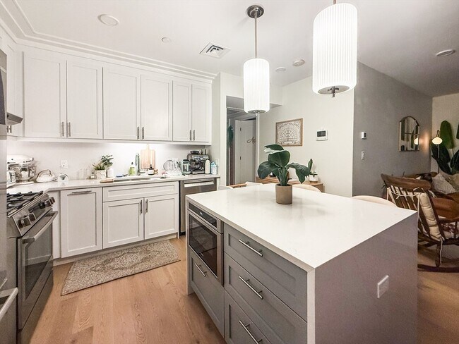 Building Photo - 301 Border St