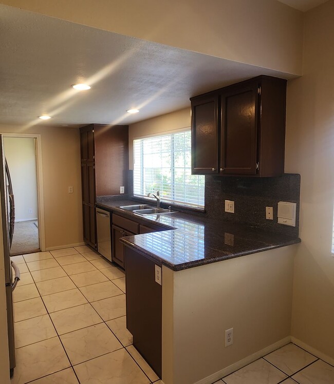 Building Photo - Amazing 2 story 4 bedroom home in Simi Val...