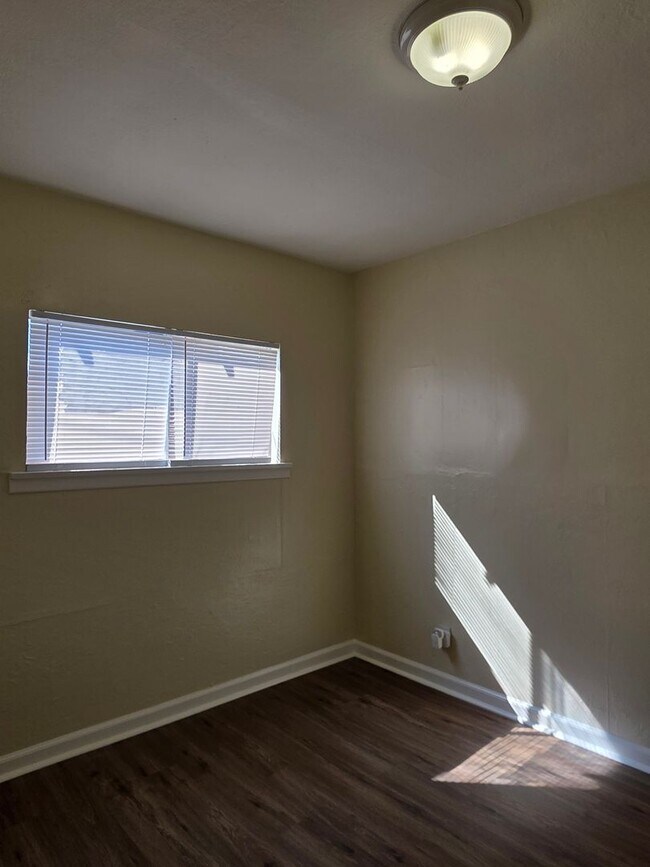 Building Photo - 505 33rd St