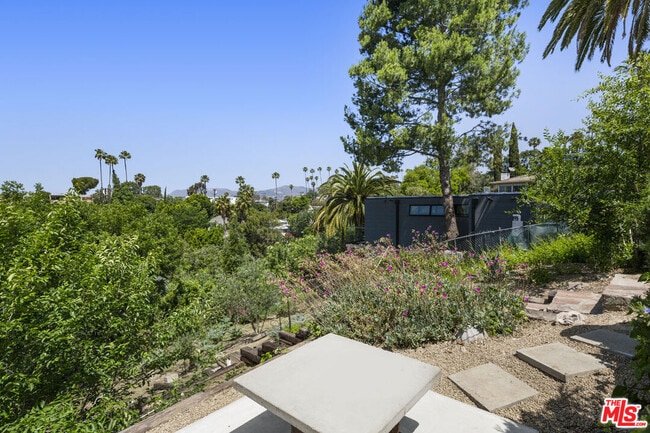 Building Photo - 931 Micheltorena St