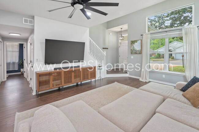 Building Photo - AVAILABLE BY JULY 15